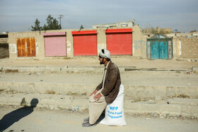 عبدالقادر ۳۵ ساله، پدر یک خانواده ۴ نفری است و از ضعف جسمانی برخوردار است، او میگوید ۱۰ روز قبل از دریافت سبد غذایی، روزانه یک وعده غذا میخورد بخاطر اینکه برای همسر و فرزندانش بتواند وعده غذایی بیشتری بماند.