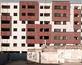 یکی از سه بلوک مسکونی نوسازی شده واقع در محله «همت آباد» اصفهان که آماده تحویل است.