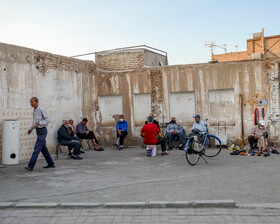 به دلیل نبودن فضای سبز درمحله «همت آباد» اصفهان، بیشتر میانسالان در کنار خیابان و فضاهای تخریب شده دور هم جمع می شوند.