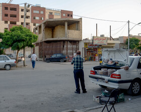 به دلیل کرایه بالای مغازهها در محله «همت آباد» اصفهان، برخی افراد دستفروشی میکنند.