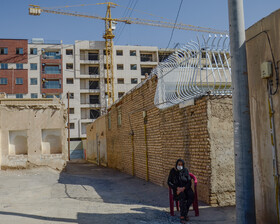 دسترسی امداد و حتی ماشینهای مردم محلی به کوچههای محله «همت آباد» اصفهان در بافت فرسوده بسیار سخت و گاها غیرممکن است و این شرایط را برای امدادرسانی در موقع حوادث سخت خواهد کرد.