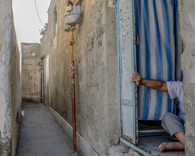 بسیاری از کوچه و گذرهای محله «همت آباد» اصفهان باریک و تنگ است، عرض آنها حتی به یک متر و کمتر هم میرسد.