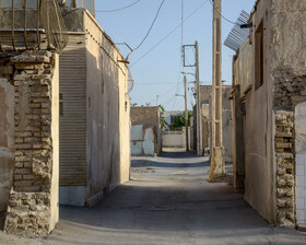 بسیاری از کوچه و گذرهای محله «همت آباد» اصفهان باریک و تنگ است، عرض آنها حتی به یک متر و کمتر هم میرسد.