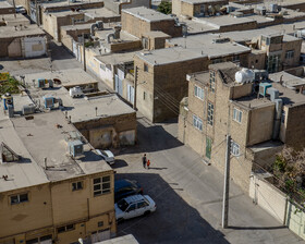 نمایی از قسمت جنوبی محله «همت آباد» اصفهان که همچنان شامل خانههای فرسوده بسیاری است و تخریبهای کمی در آن انجام شده است.