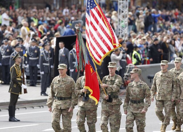 سربازان آمریکایی در اوکراین، سال 2017، در جشن روز استقلال آمریکا اعزام مشاوران نظامی و تجهیزات به اوکراین را بررسی میکند