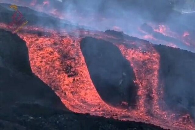 عکس: رویترز ادامه فورانهای آتشفشانی در "لا پالما" و هشدار به ساکنان شهرهای ساحلی