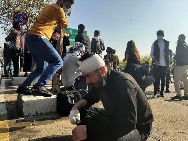 معترضان دفتر اتحادیه میهنی کردستان عراق در سلیمانیه را آتش زدند