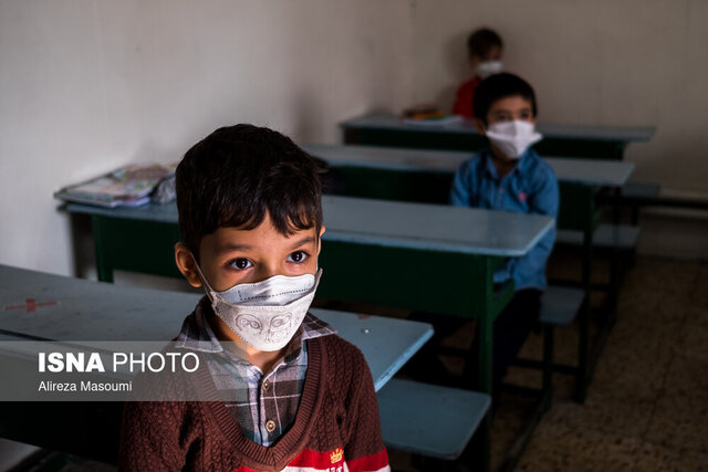 عکس از آرشیو است از سرگیری فعالیت حضوری مدارس گناباد در سایه شیوع امیکرون