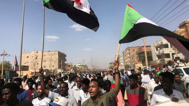 سودانی‌ها با درخواست تشکیل دولت غیر نظامی به خیابان آمدند