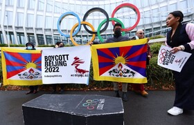 اعتراض فعالان تبتی به کمیته بین المللی المپیک با حمل تابوت IOC !