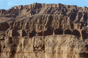 مجموعه کلوتها از ۴۳ کیلومتری شهرستان شهداد در استان کرمان آغاز می شوند و در دل کویر امتداد می یابند و به دلیل دمای بالای کویر هیچ موجود زنده ای در اطراف کلوتها وجود ندارد و حیاط نباتی و حیوانی در این قسمت از کره خاکی محو می شود.