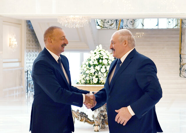 الکساندر لوکاشنکو (راست) و الهام علیاف علیاف، لوکاشنکو را از جزئیات نشست سه جانبه با ارمنستان و روسیه مطلع کرد