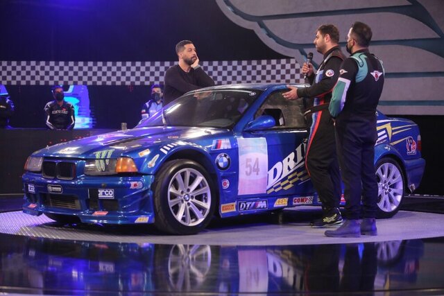 تصویری از برنامه «دست فرمون» سلبریتیهایی که روی سقف ۲۰۶ مینشانند!