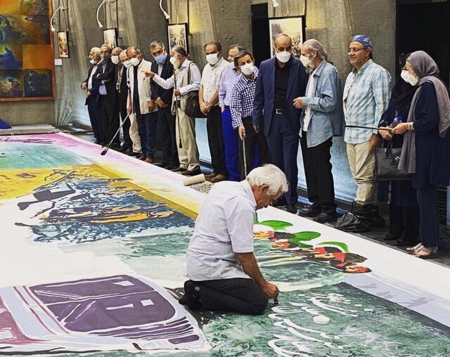 تصویری از داود رواسانی در حال کار کردن بر روی اثر هنری ۶۰متری آثار خوشنویسی داود رواسانی به قونیه رفت