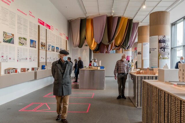 تصویری از بازدیدکنندگان نمایشگاه «بعدی کیست؟» چرا مسکن بیخانمانها نباید زیبا باشد؟