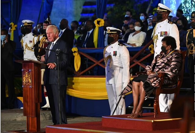 ساندرا میسون (نشسته) و ولیعهد انگلیس ولیعهد انگلیس: لکه ننگ هولناک بردهداری برای همیشه در تاریخ ما میماند