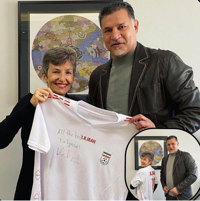 علی دایی پیراهن تیمملی را به سفیر استرالیا اهدا کرد