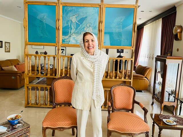 زنی آذربایجانی که عاشق زبان فارسی است زنی آذربایجانی که عاشق زبان فارسی است