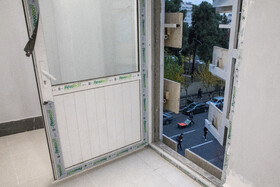 در هر طبقه ۲ در به بیرون باز میشود و در صورت بروز حادثه امکان خروج و باز شدن نمای ساختمان وجود دارد.
