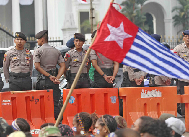 پرچم «ستاره صبح» در تظاهرات پاپوآ در سال 2019 هشت دانشجوی معترض در پاپوآ به «خیانت» محکوم شدند