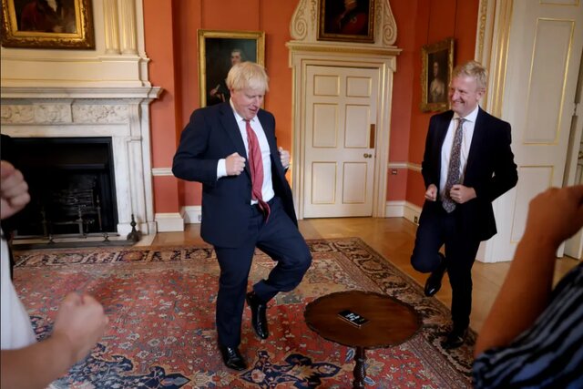 بوریس جانسون، نخست وزیر انگلیس (چپ) حزب کارگر انگلیس: مردم را احمق فرض نکنید؛ خون جانسون رنگینتر از دیگران نیست!