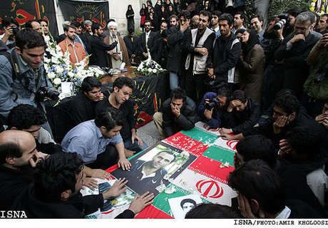 تصویری از مراسم خاکسپاری شهید حسن قریب و اسماعیل عمرانی در سال ۸۴  رازی که پس از ۱۶ سال در آن عکس ها نهفته است