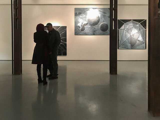 نمایی از گالری طراحان آزاد لنگان لنگان اتفاقاتی در حال رخ دادن است