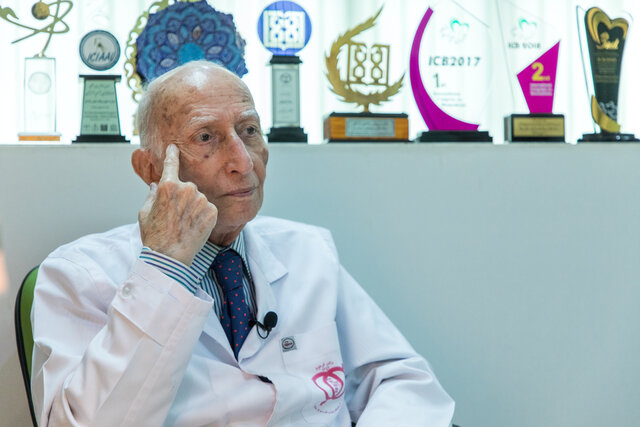 سیبی که سالها از درخت افتاد و سؤالی در ذهنها ایجاد نکرد! سیبی که سالها از درخت افتاد و سؤالی در ذهنها ایجاد نکرد!