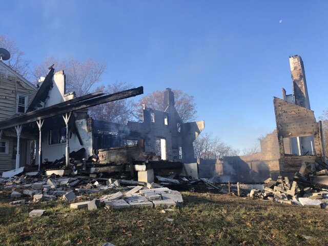 عکس تزیینی است صاحبخانه آمریکایی در جدال با مارها، خانهاش را به آتش کشید