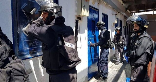 پلیس رژیم صهیونیستی اسرای زندان جلبوع را در داخل دادگاه مورد ضرب و شتم قرار داد پلیس رژیم صهیونیستی اسرای زندان جلبوع را در داخل دادگاه مورد ضرب و شتم قرار داد