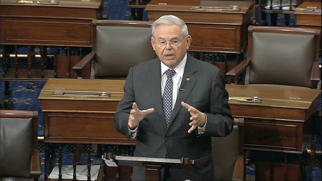 رابرت منندز، رئیس کمیته روابط خارجی سنای آمریکا آمریکا روسیه را با "مادر تحریمها" تهدید کرد