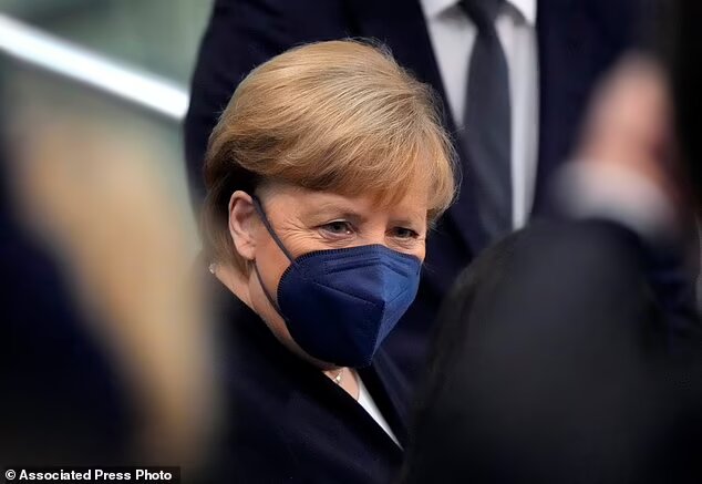 مرکل دفتر صدراعظمی آلمان را به شولتس تحویل داد مرکل دفتر صدراعظمی آلمان را به شولتس تحویل داد