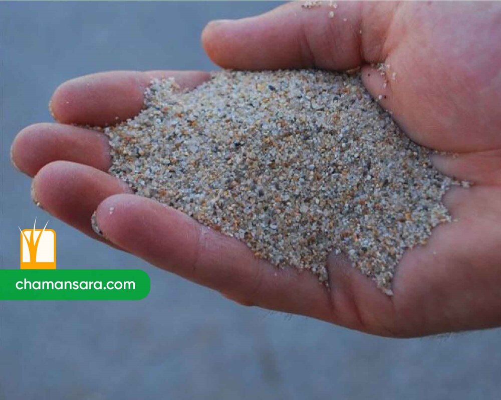 فرآیند پخش شن سیلیس در زمین چمن مصنوعی فوتبالی