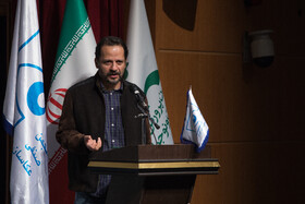 سخنرانی علی آقاربیع، کاندیدای هیات مدیره در مراسم انتخابات انجمن صنفی عکاسان مطبوعاتی ایران