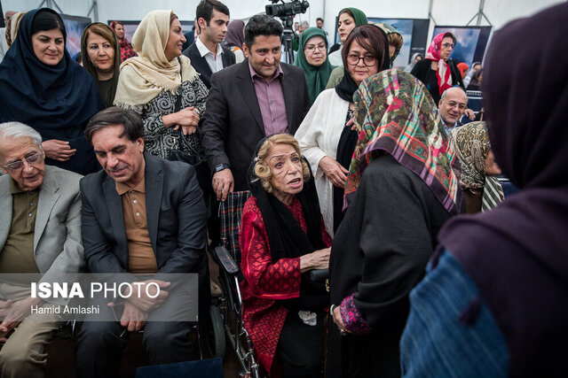 عکس تزیینی است پیگیری چند سوال در چهلمین روز درگذشت ایران درودی