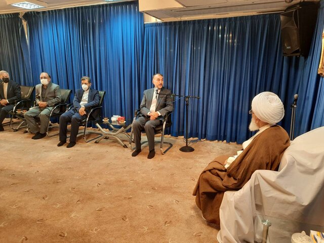 دیدار وزیر امور خارجه با تعدادی از مراجع تقلید در سفر به قم