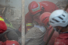 نجات جان سه نفر از زیر آوار ساختمانی در قم
