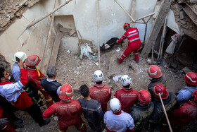 نجات جان سه نفر از زیر آوار ساختمانی در قم