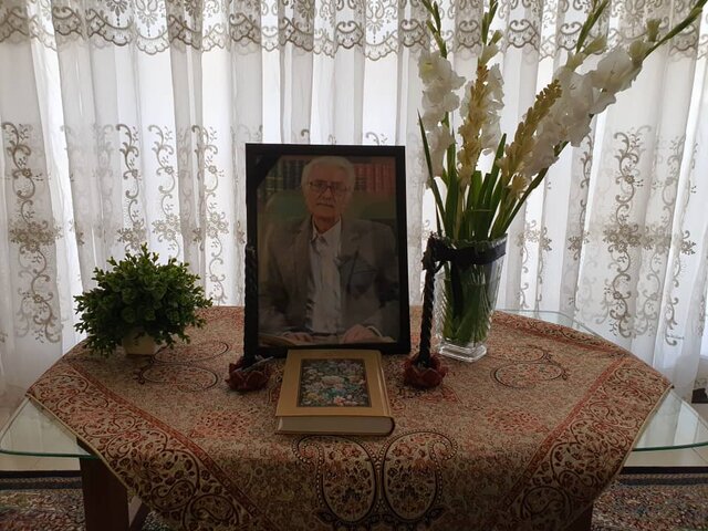 تصویری از منزل اکبر نحوی  در سوگ عاشقِ مجنونوارِ خواندن