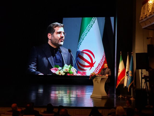 ما به هنرمندان تئاتر افتخار میکنیم ما به هنرمندان تئاتر افتخار میکنیم