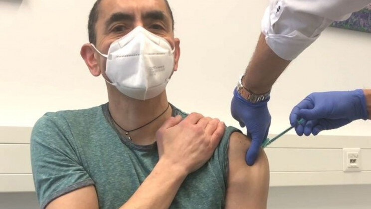 انتشار تصویر واکسیناسیون “اوغور شاهین” برای پایان دادن به شایعات