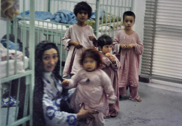 ضربه چماقداران بر تختهای آهنی نوزادان بیمارستان شاهرضا