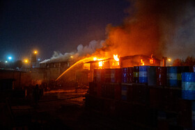 آتش سوزی کارخانه تولید رنگ در قم