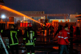 آتش سوزی کارخانه تولید رنگ در قم