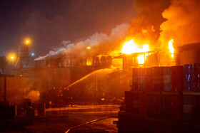 آتش سوزی کارخانه تولید رنگ در قم