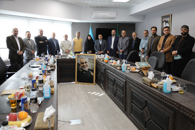 دختر شهید سلیمانی در جمع مدیران ارشد صداوسیما دختر شهید سلیمانی در جمع مدیران ارشد صداوسیما