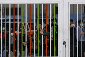 در چهارچوب هفته دهم رقابتهای لیگ برتر فوتبال ایران، دو تیم پرسپولیس و پیکان، چهارشنبه ۲۴ آذر، در ورزشگاه دستگردی به مصاف یکدیگر رفتند.