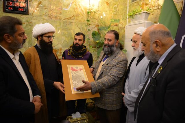 آثار کدام هنرمندان ایرانی به حرم امام حسین(ع) اهداء شد؟