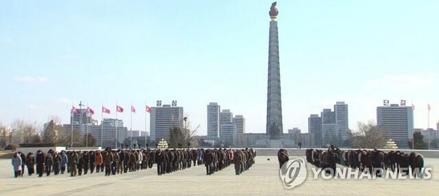 ادای احترام و سکوت مردم به مناسبت دهمین سالروز درگذشت کیم جونگ ایل خندیدن برای ۱۱ روز در کره شمالی ممنوع شد!