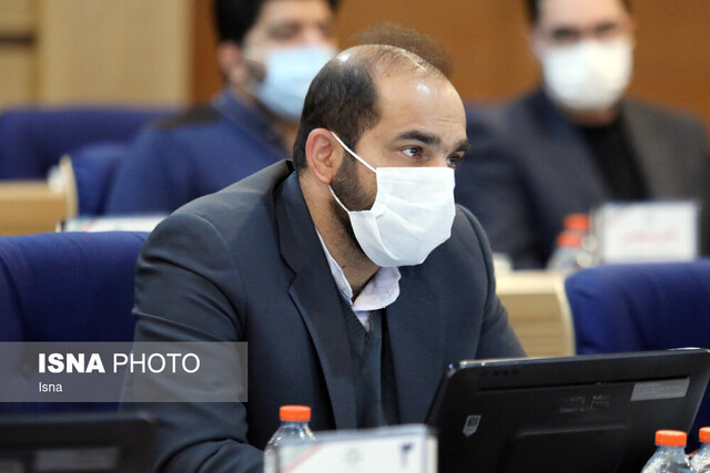 عکس آرشیوی است زائر انتظار برگزاری کنسرت را در مشهد ندارد